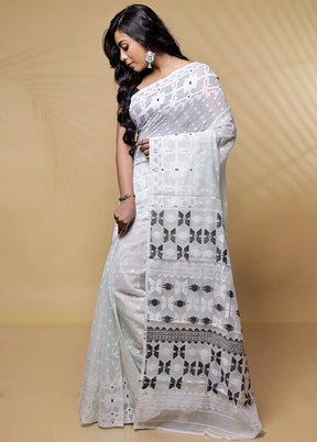 Green Tant Jamdani Saree Without Blouse Piece