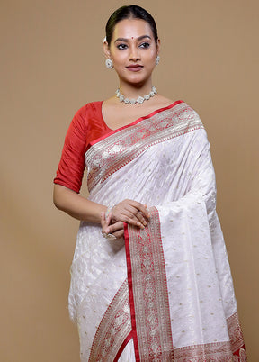 White Handloom Tanchoi Pure Silk Saree With Blouse Piece