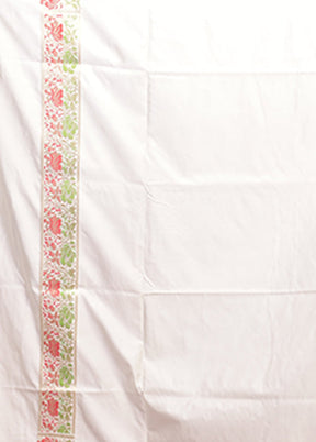 White Handloom Tanchoi Pure Silk Saree With Blouse Piece