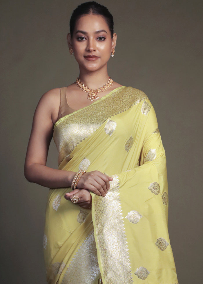 Green Uppada Silk Saree With Blouse Piece