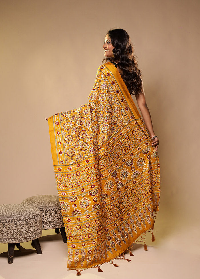 Yellow Printed Silk Saree Without Blouse Piece
