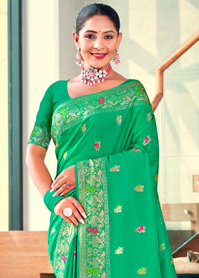 Green Dupion Silk Saree With Blouse Piece