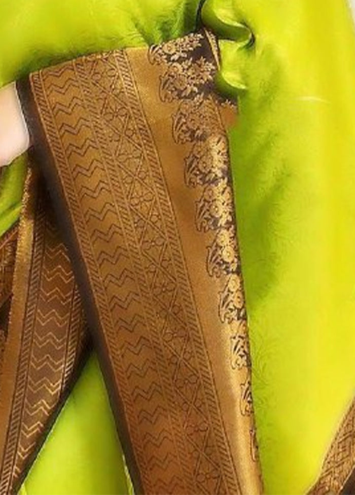 Green Spun Silk Saree With Blouse Piece