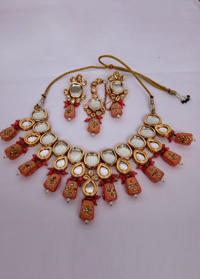 Yellow Kundan Jewellery Set With Mangtika