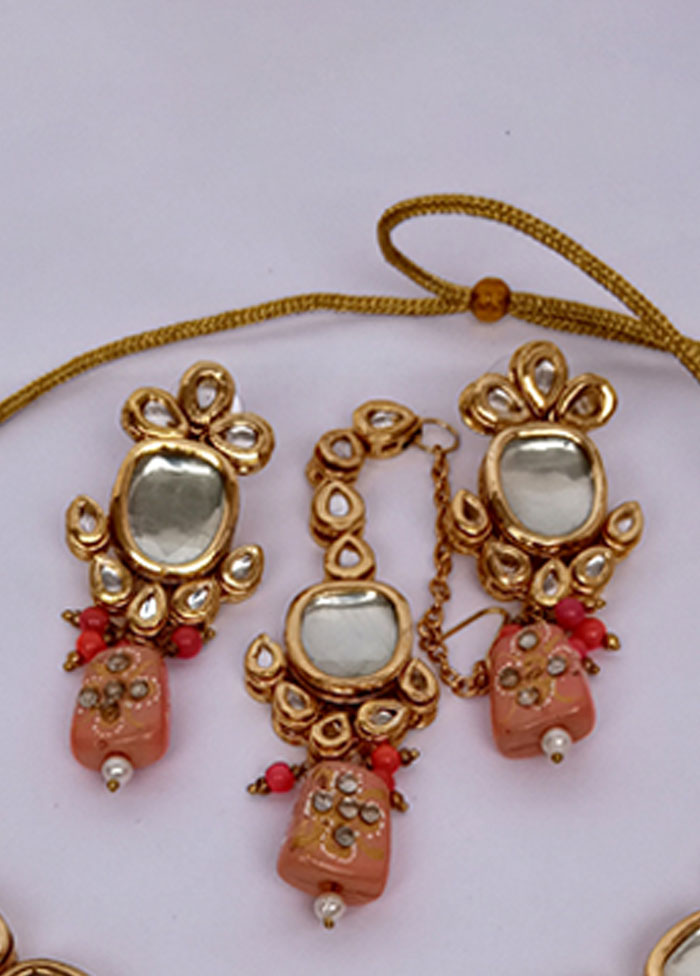 Yellow Kundan Jewellery Set With Mangtika