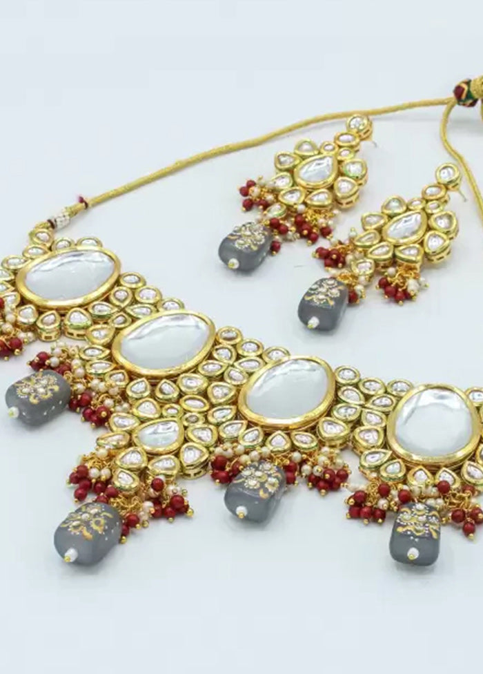 Grey Beaded Kundan Choker Set With Mangtika