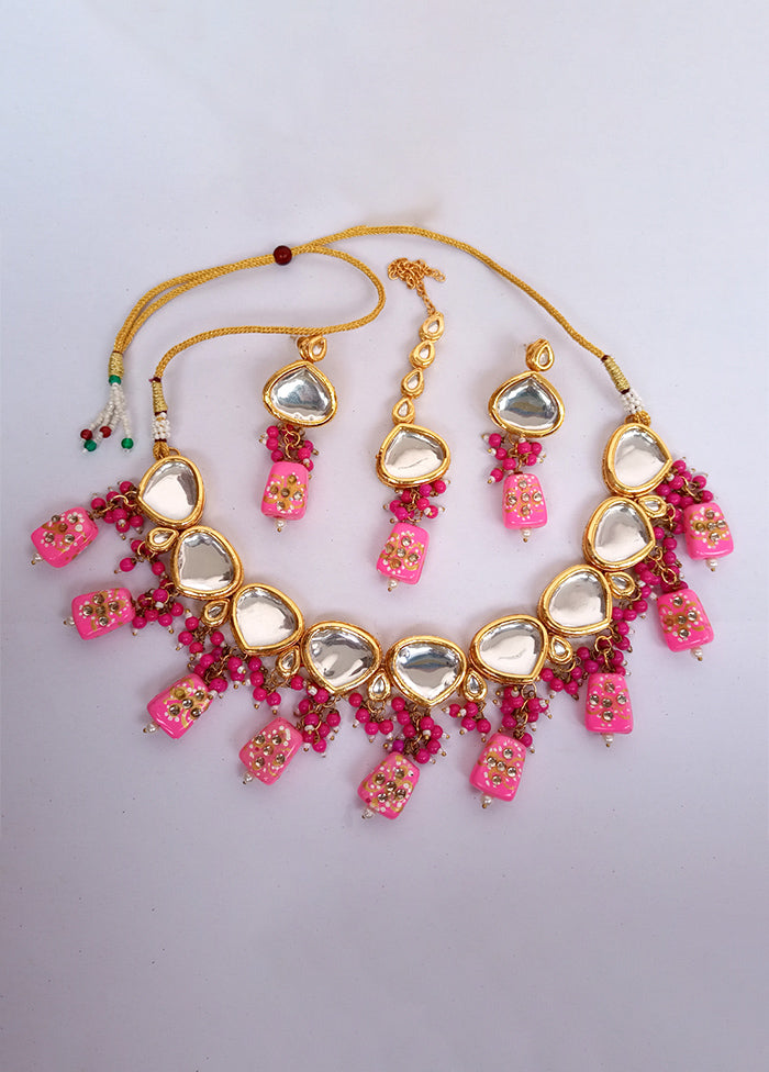 Kundan Studded Pink Jewellery Set With Mangtika