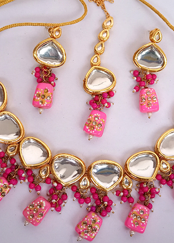 Kundan Studded Pink Jewellery Set With Mangtika