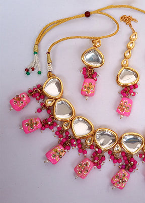 Kundan Studded Pink Jewellery Set With Mangtika