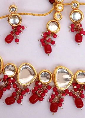 Kundan Studded Red Jewellery Set With Mangtika