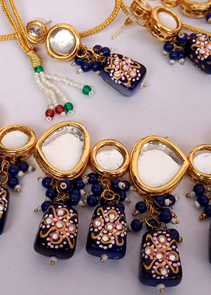 Kundan Studded Blue Jewellery Set With Mangtika