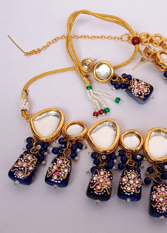 Kundan Studded Blue Jewellery Set With Mangtika