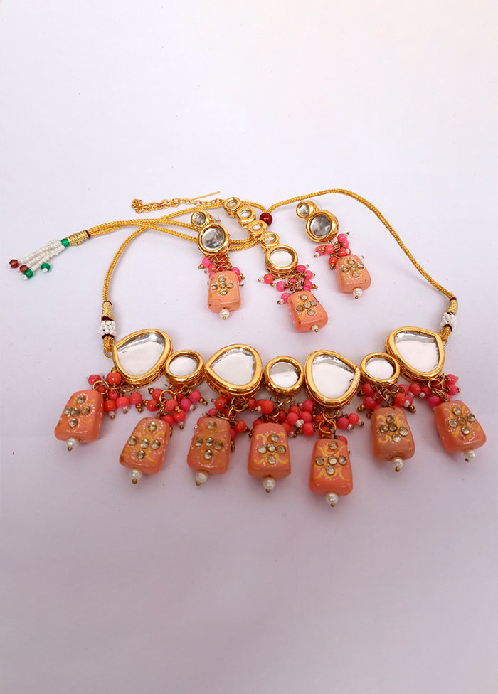 Kundan Studded Peach Jewellery Set With Mangtika