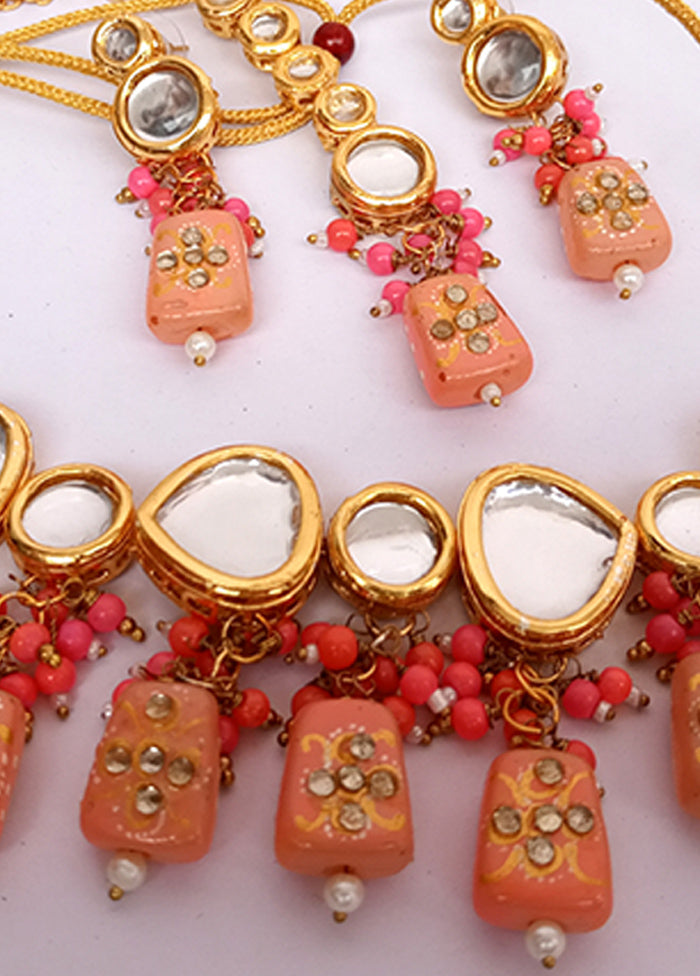 Kundan Studded Peach Jewellery Set With Mangtika