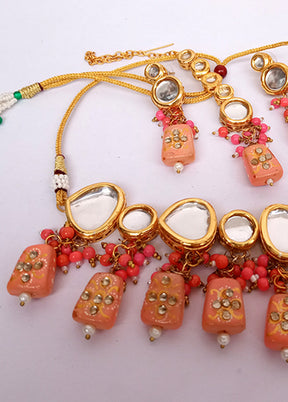 Kundan Studded Peach Jewellery Set With Mangtika