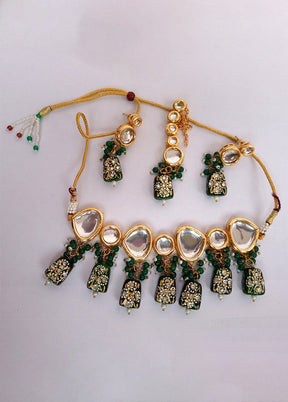 Kundan Studded Green Jewellery Set With Mangtika