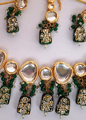 Kundan Studded Green Jewellery Set With Mangtika