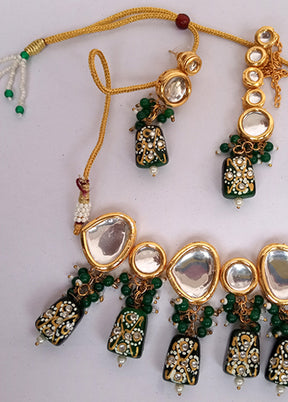 Kundan Studded Green Jewellery Set With Mangtika