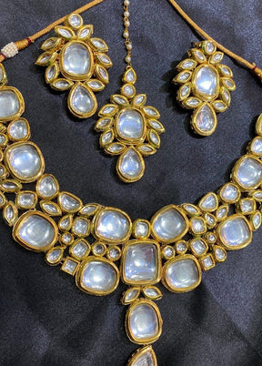 White Kundan Jewellery Set With Mangtika