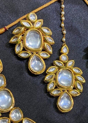 White Kundan Jewellery Set With Mangtika