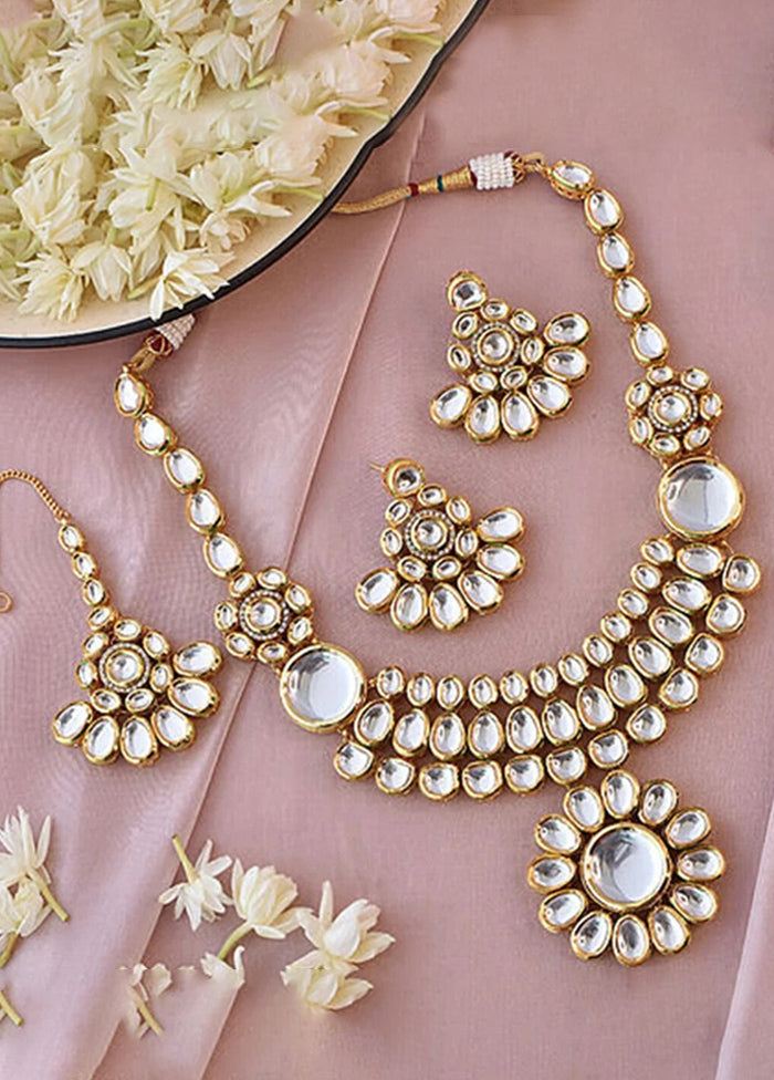 White Kundan Jewellery Set With Mangtika