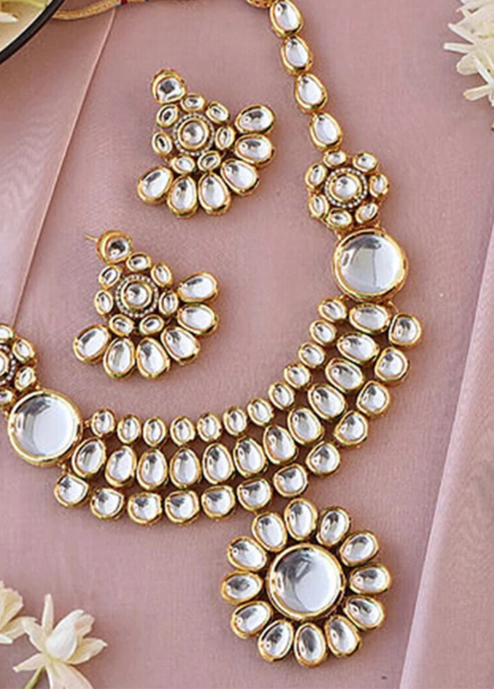 White Kundan Jewellery Set With Mangtika