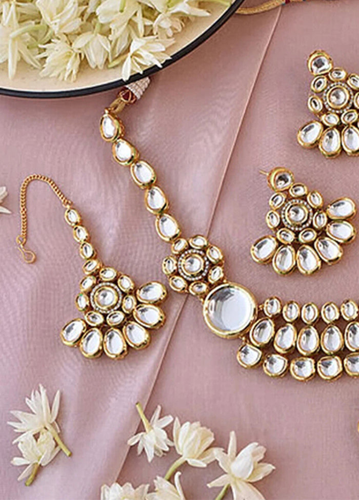 White Kundan Jewellery Set With Mangtika