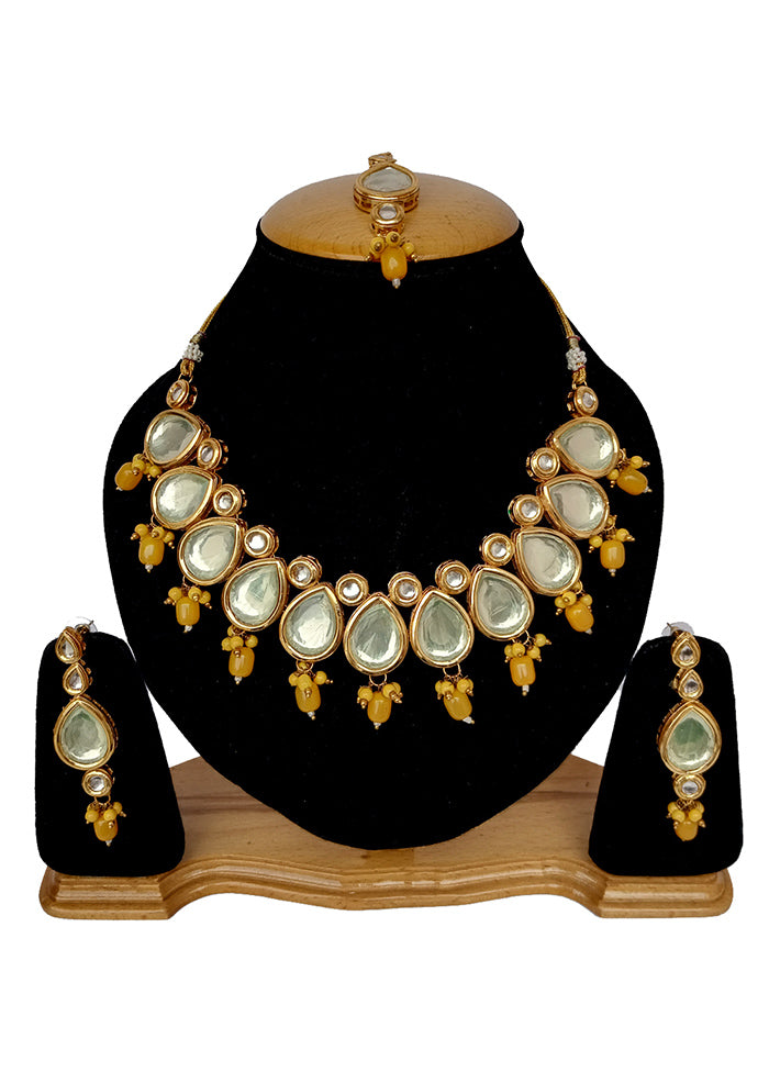 Yellow Kundan Jewellery Set With Mangtika