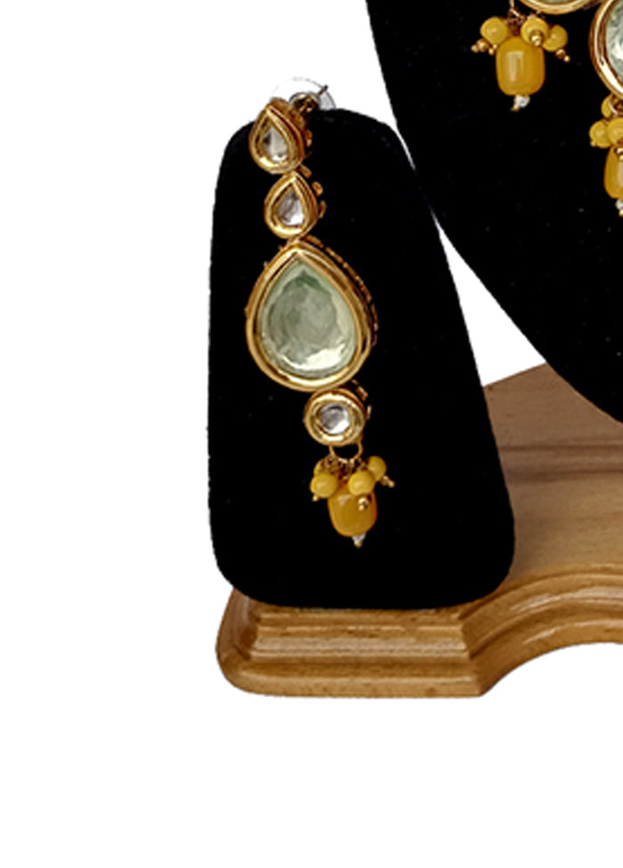 Yellow Kundan Jewellery Set With Mangtika