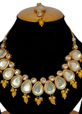 Yellow Kundan Jewellery Set With Mangtika