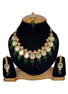 Emerald Green Kundan Jewellery Set With Mangtika