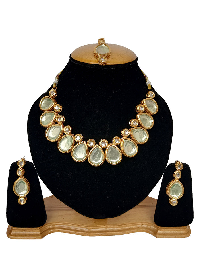 Gold Kundan Jewellery Set With Mangtika