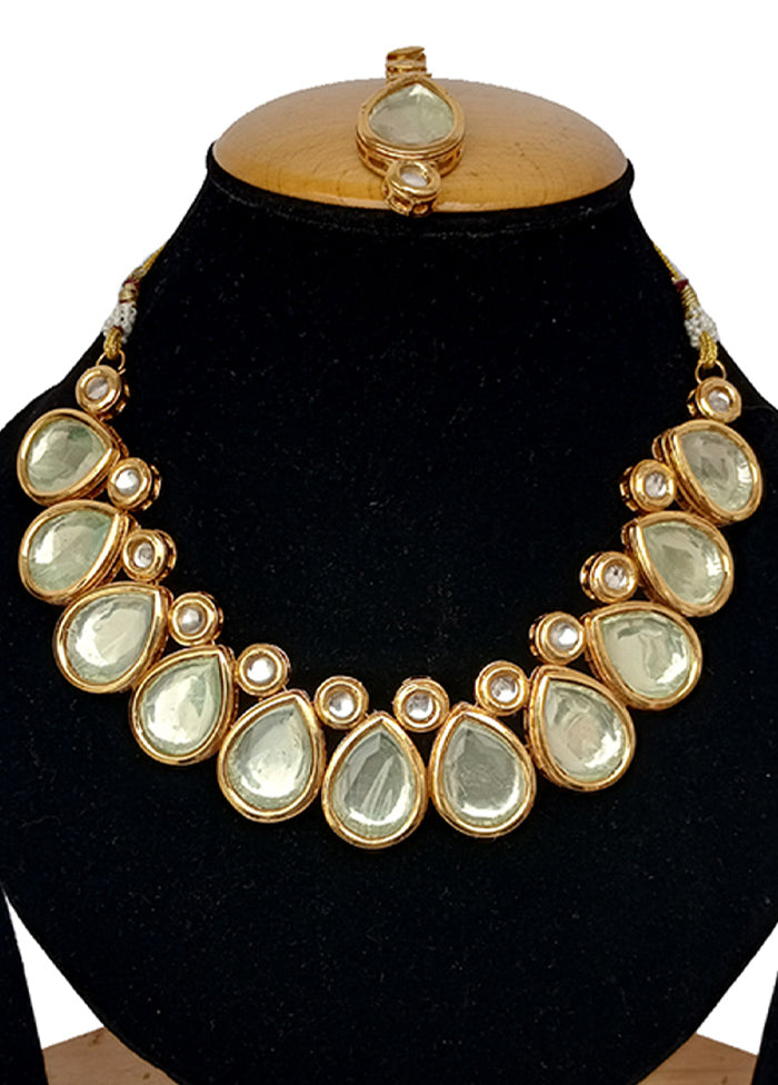 Gold Kundan Jewellery Set With Mangtika