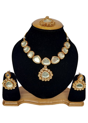 Gold Kundan Jewellery Set With Mangtika