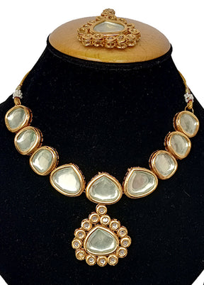 Gold Kundan Jewellery Set With Mangtika