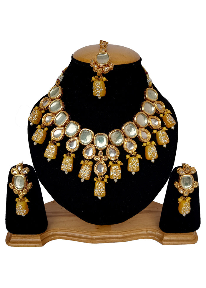 Yellow Kundan Jewellery Set With Mangtika